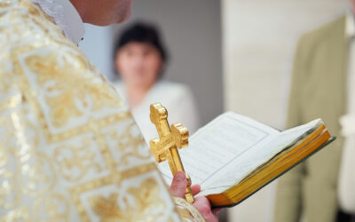 Złoto i światło w liturgii – symbolika blasku w szatach kapłańskich